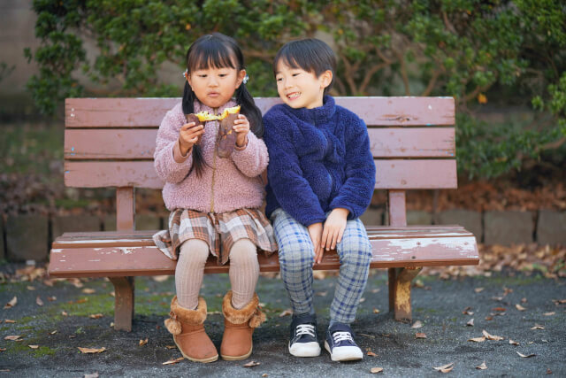 子どもが美味しそうに焼き芋を食べている所