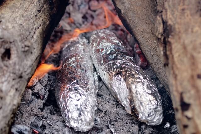 さつまいもパサパサ原因と対策まとめ｜アルミホイルで包んで焼いている所