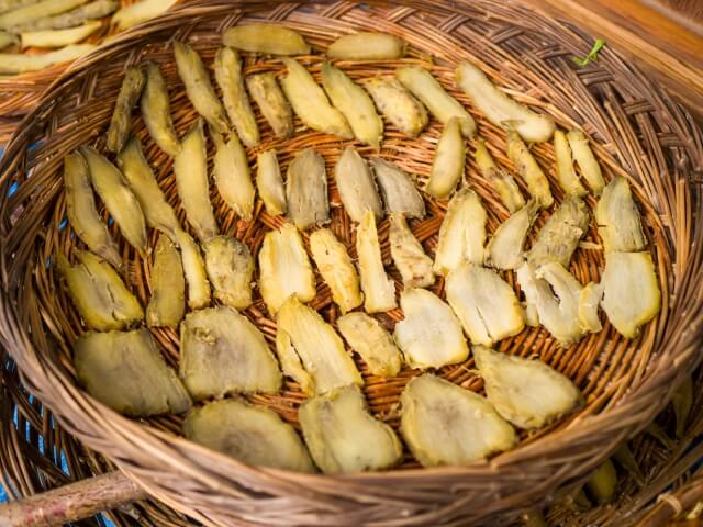 干し芋作っている様子