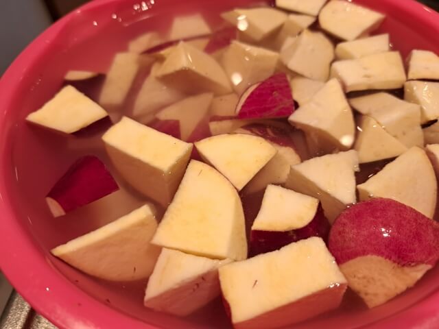 さつまいもをも水にさらしてアク抜きをしていえるところ